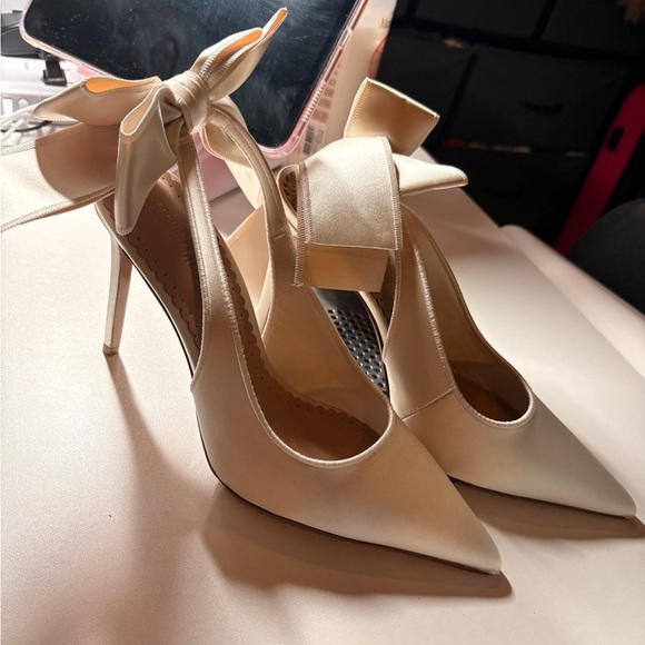 Steve Madden Cream Teacup Bow Heels